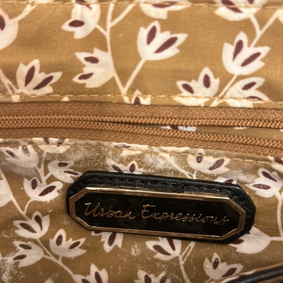 Going out Clutch with Detachable Gold Strap - Picture 4 of 5